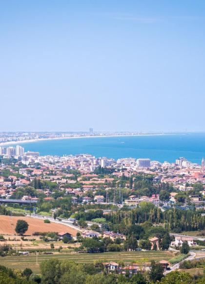 Vista panoramica su una città costiera con mare azzurro.