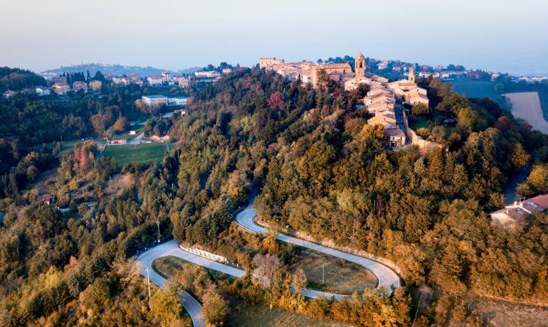 Colline con villaggio storico immerso nella natura.