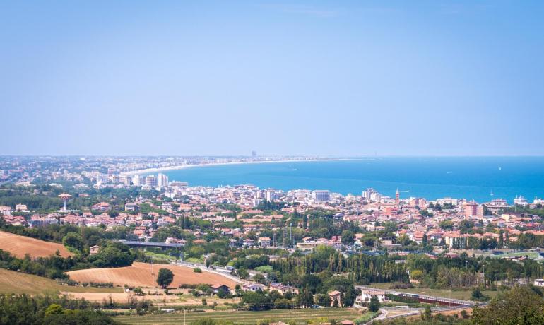 Vista panoramica su una città costiera con mare azzurro.